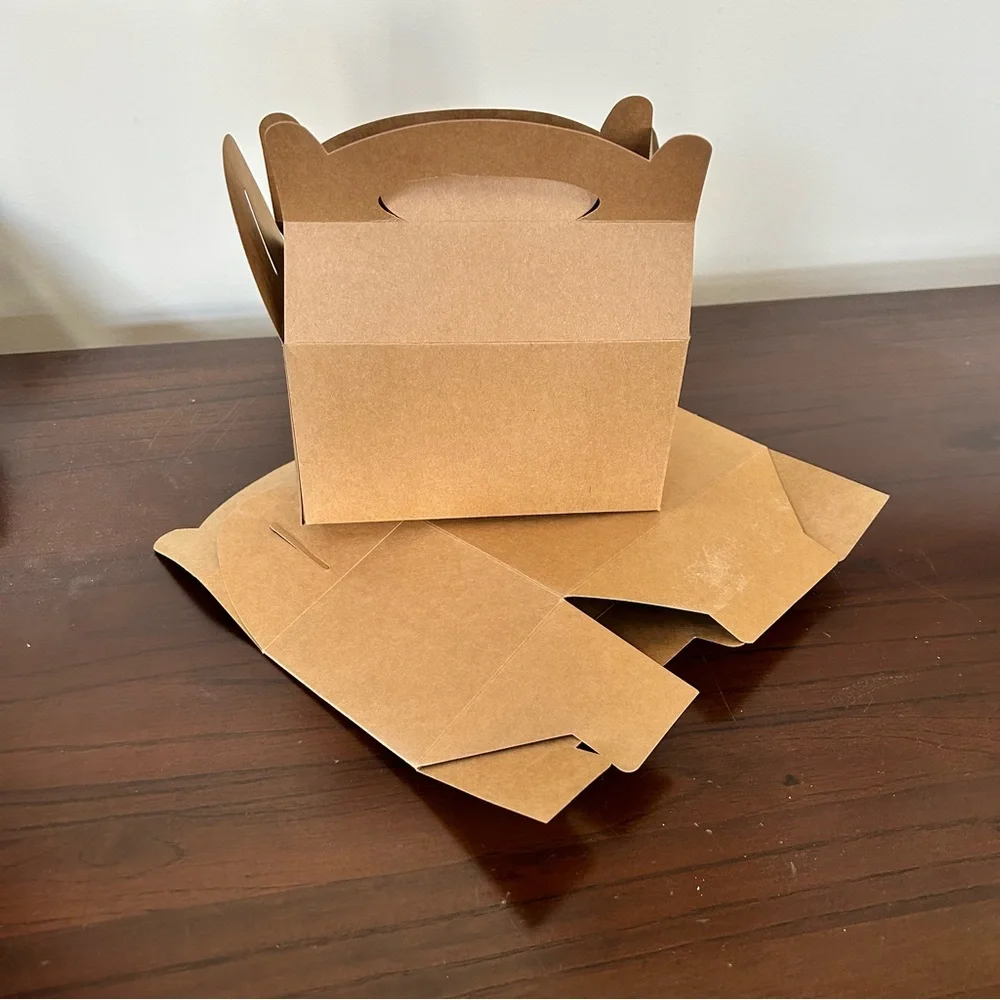 Free item: two gift boxes